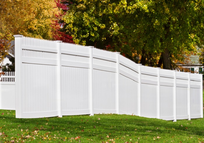 The Appeal of Vinyl Fencing for Homeowners Seeking Low-Maintenance Solutions