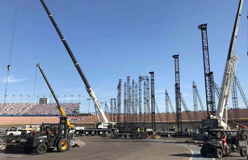 The Role of Crane Rentals in Scottsdale's Construction Industry